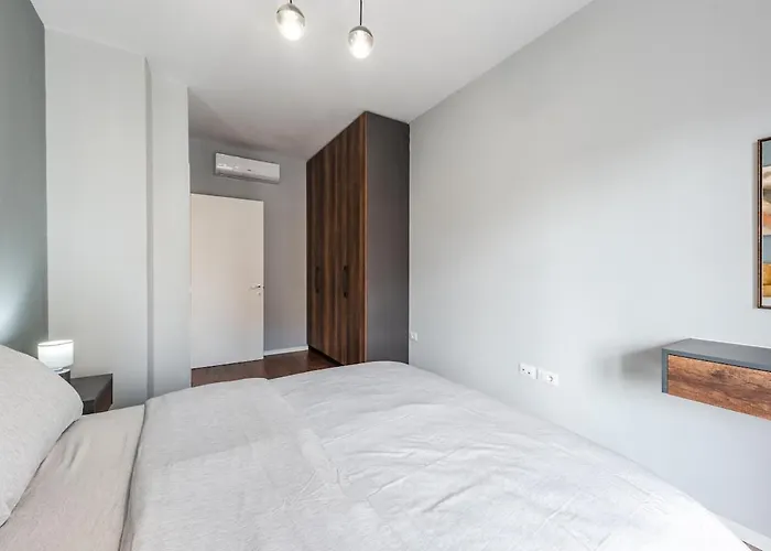 Vista Luxe Balcony With Free Private Parking *