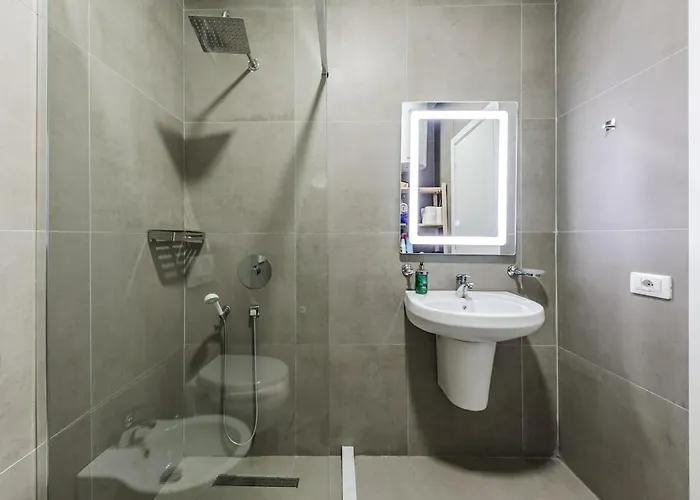 Vista Luxe Balcony With Free Private Parking *