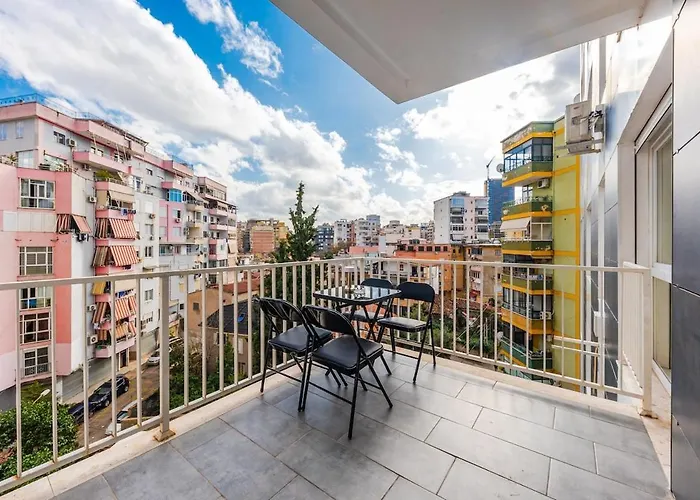 Vista Luxe Balcony With Free Private Parking